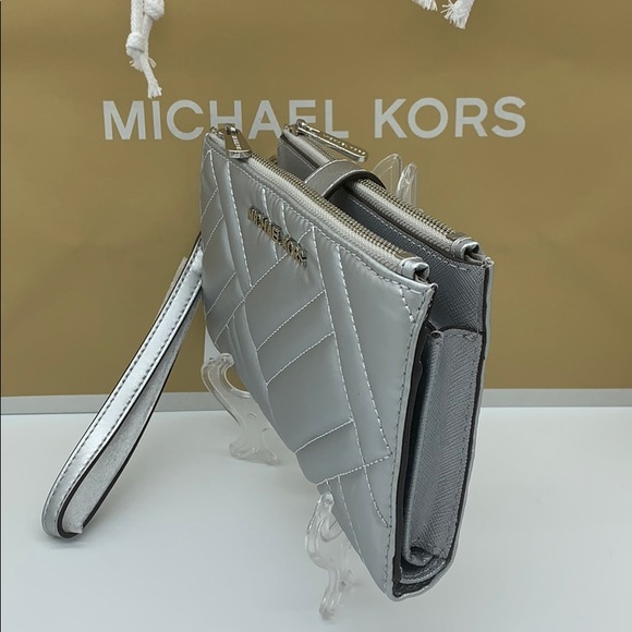 MICHAEL KORS PEYTON LG DOUBLE ZIP WRISTLET SILVER - Picture 7 of 16